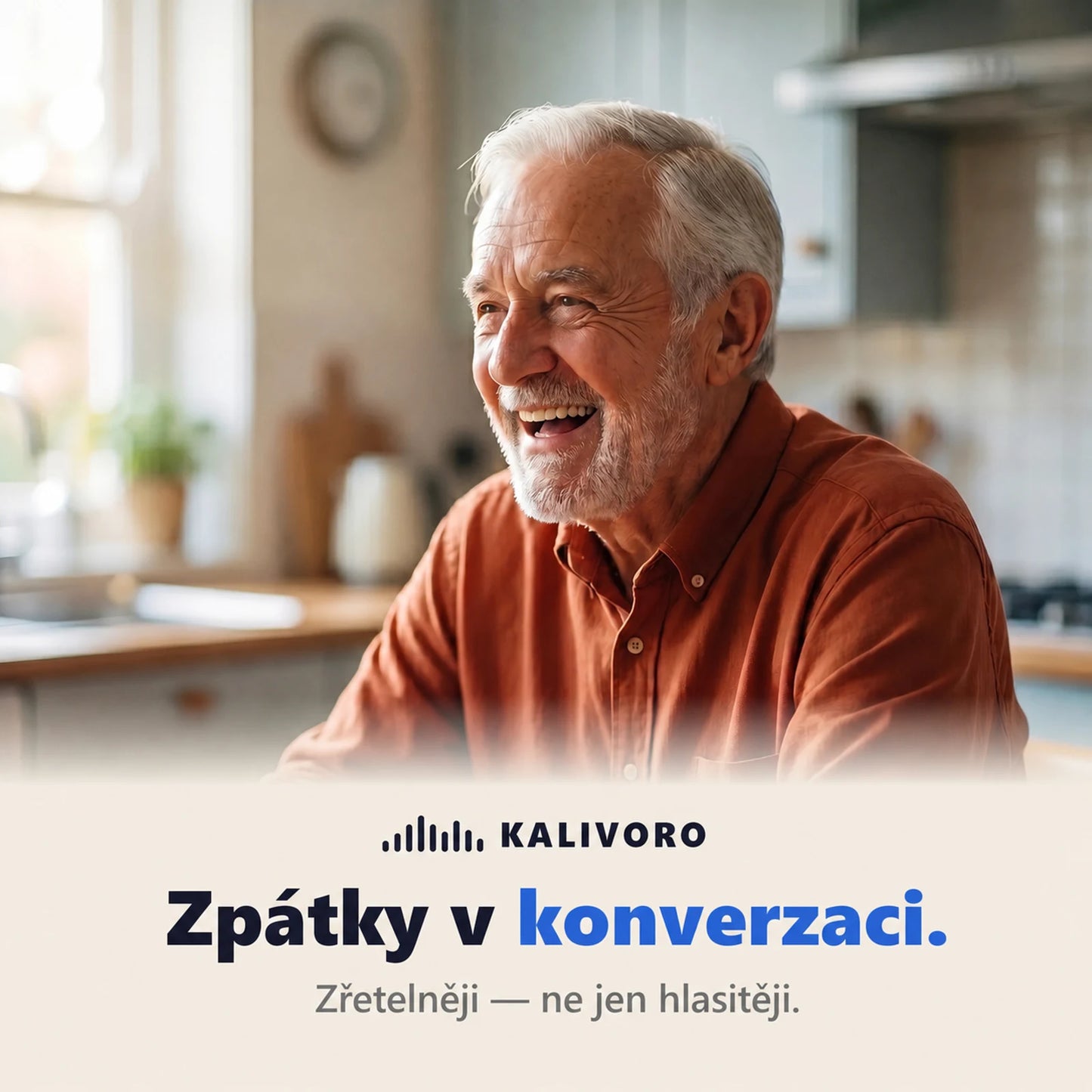 Usmívající se starší muž při rozhovoru v domácí kuchyni
