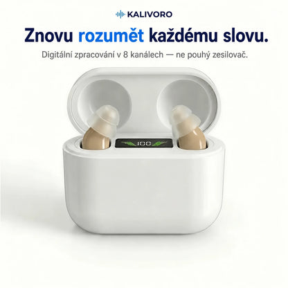 Dva digitální naslouchací přístroje ClearHear v otevřeném bílém nabíjecím pouzdru
