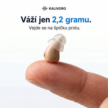 Jeden přístroj ClearHear položený na špičce prstu pro srovnání velikosti