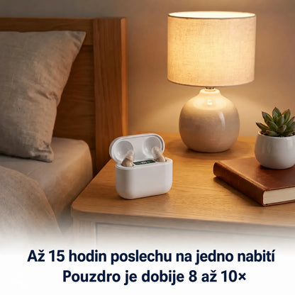 Nabíjecí pouzdro ClearHear na nočním stolku vedle lampy