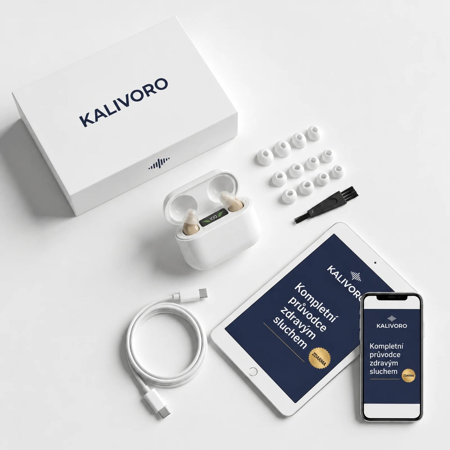 Obsah balení ClearHear: pouzdro s přístroji, silikonové koncovky, čisticí kartáček a kabel USB-C