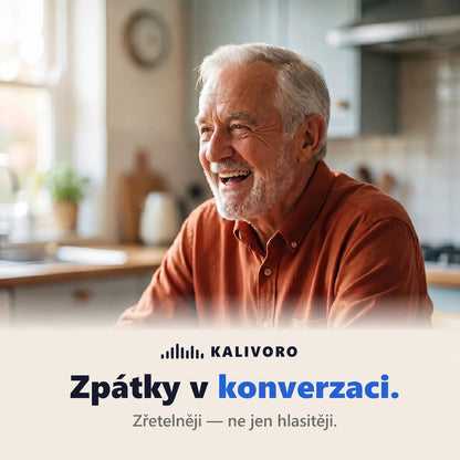 Usmívající se starší muž při rozhovoru v domácí kuchyni