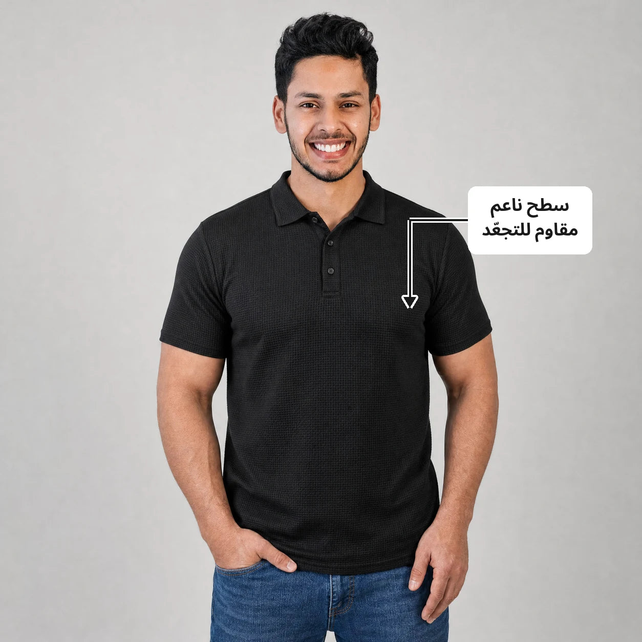بولو ڤيرونا على رجل، أسود إسبريسو، جينز — سطح ناعم مقاوم للتجعّد