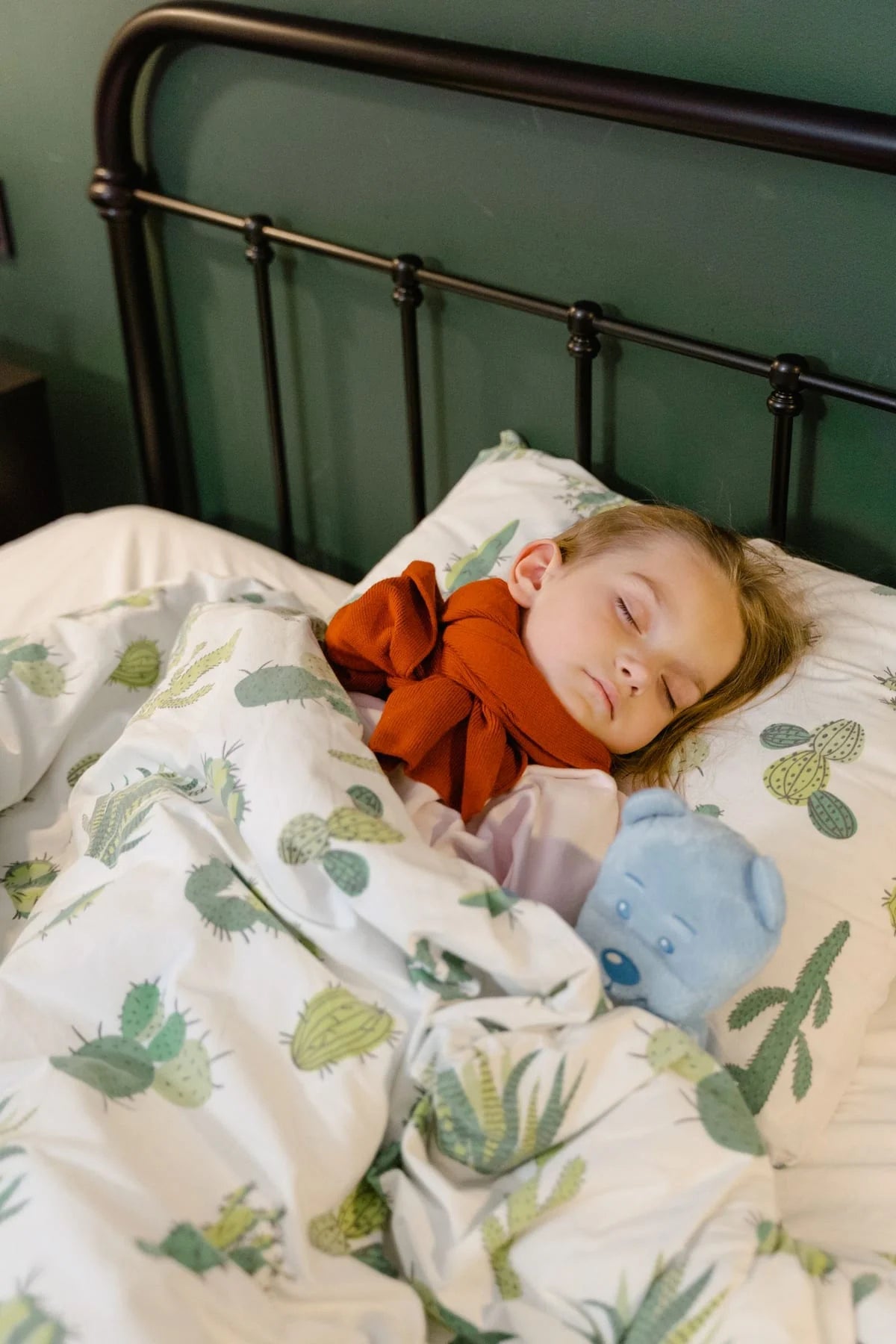 Scéna z dětského pokoje: dítě spí ve své vlastní posteli
